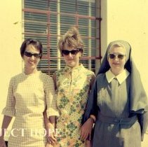 Faye, Sandy  and Sister at airport